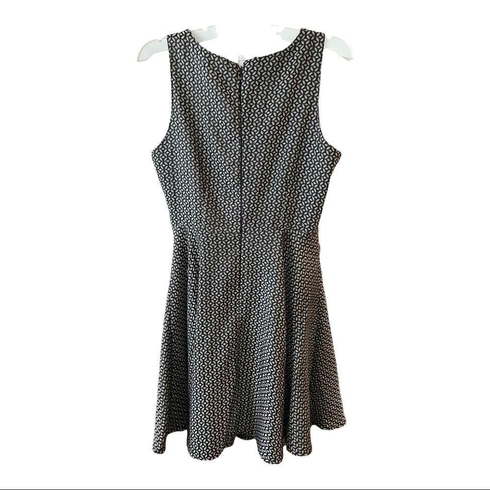 ‎GEOMETRIC SLEEVELESS DRESS - Picture 6 of 8